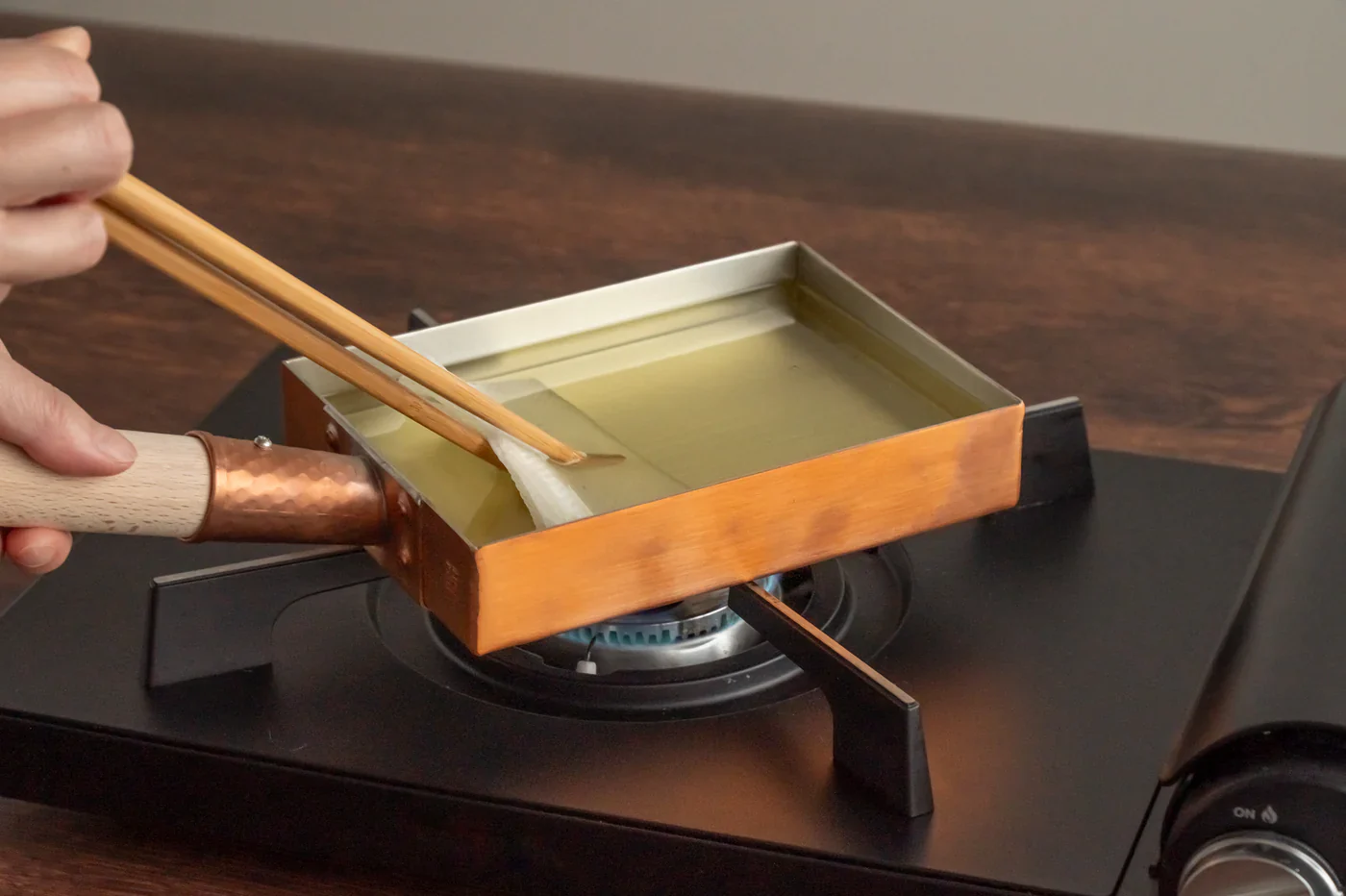 master-tamagoyaki-with-a-copper-pan-7_1400x_cc7329f0-c552-474c-abfa-84ce689166e7_1400x.webp